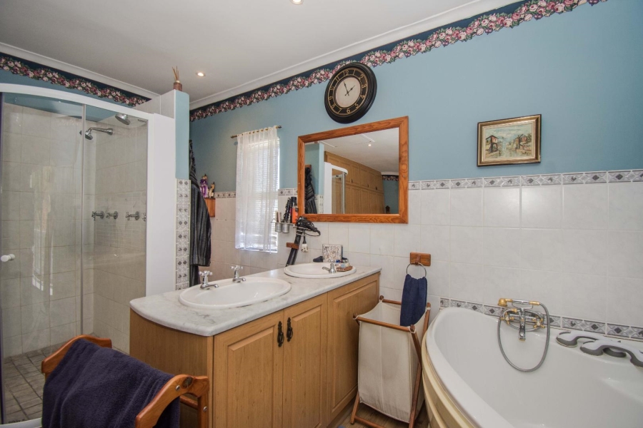 4 Bedroom Property for Sale in Heldervue Western Cape